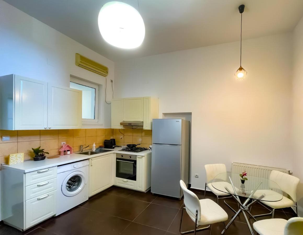Cool Flat With Hot Tub In The Old Town Bucareste Exterior foto