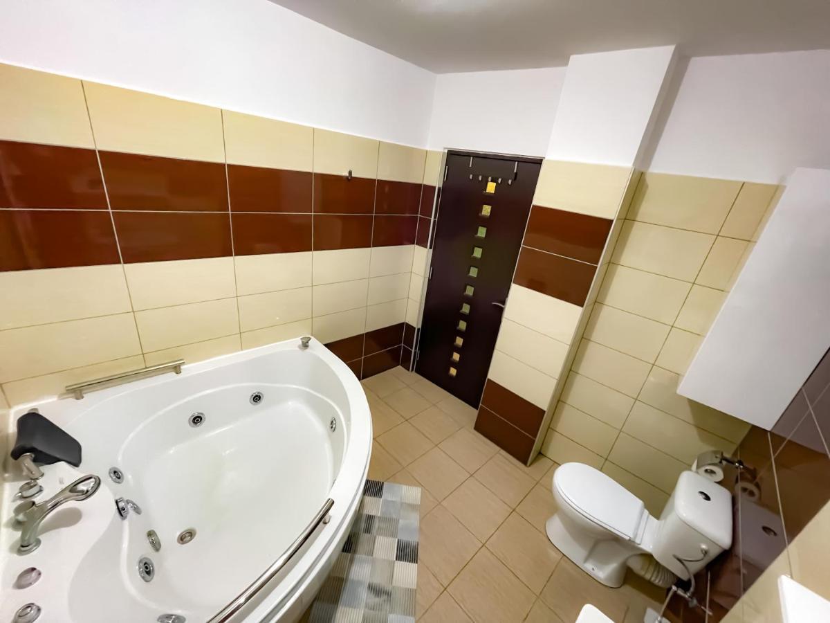 Cool Flat With Hot Tub In The Old Town Bucareste Exterior foto