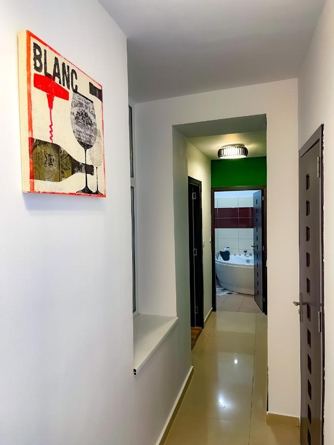Cool Flat With Hot Tub In The Old Town Bucareste Exterior foto